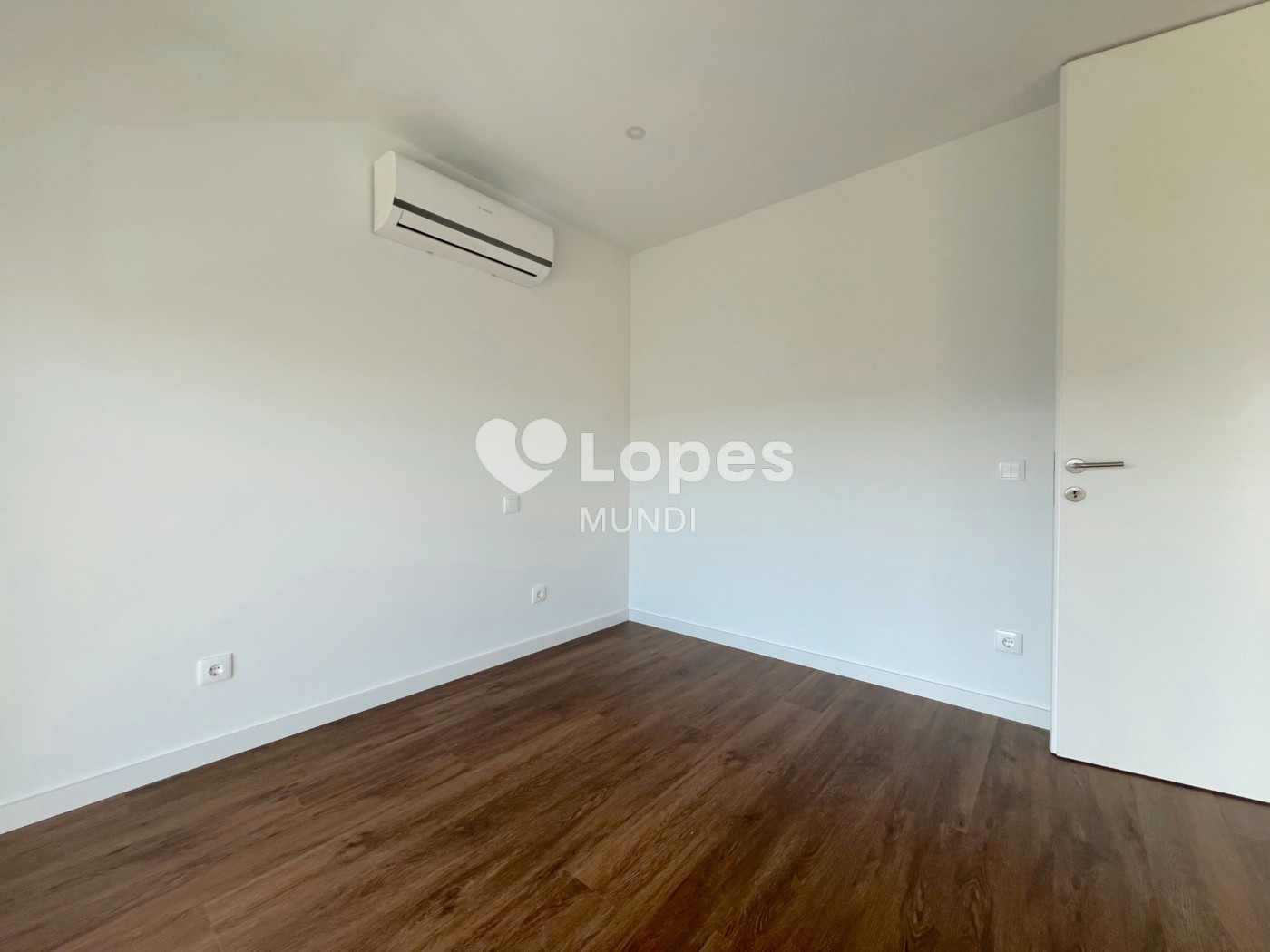 Apartamento T2 à venda em Águas Santas, Maia, Portugal – Varanda e garagem