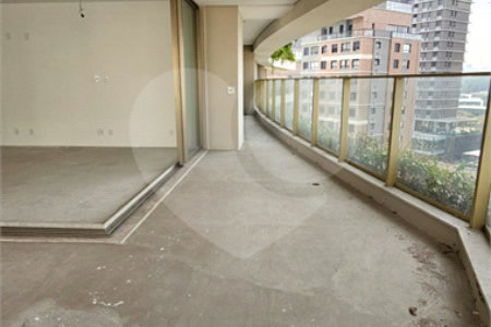 Apartamento à venda com 3 suítes em Moema, São Paulo, SP