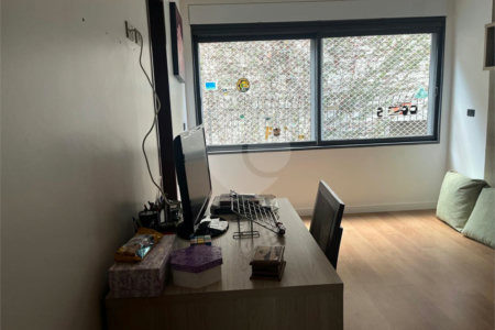 Casa à venda com 4 quartos, sendo 3 suítes, no condomínio Vitoria Regia, São Paulo - SP