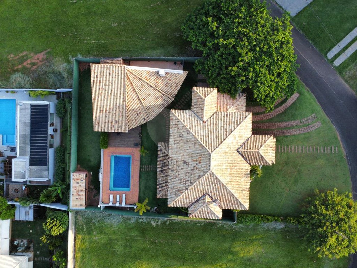 Casa à venda com 5 quartos, sendo 3 suítes, no condomínio Santa Teresa 1, Vinhedo - SP