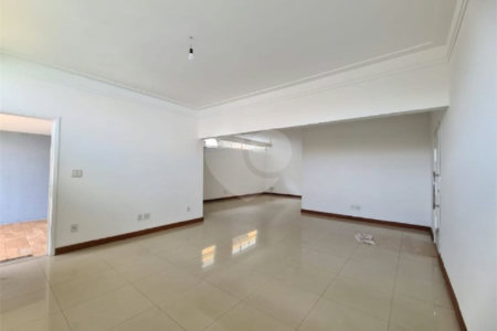 Casa à venda com 3 dormitórios, sendo 1 suite e ampla área de lazer no Jardim Brasil