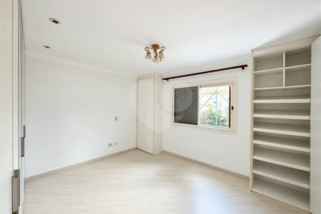 Casa à venda com 3 quartos, sendo 1 suíte, no condomínio Vila das Emboabas, São Paulo - SP