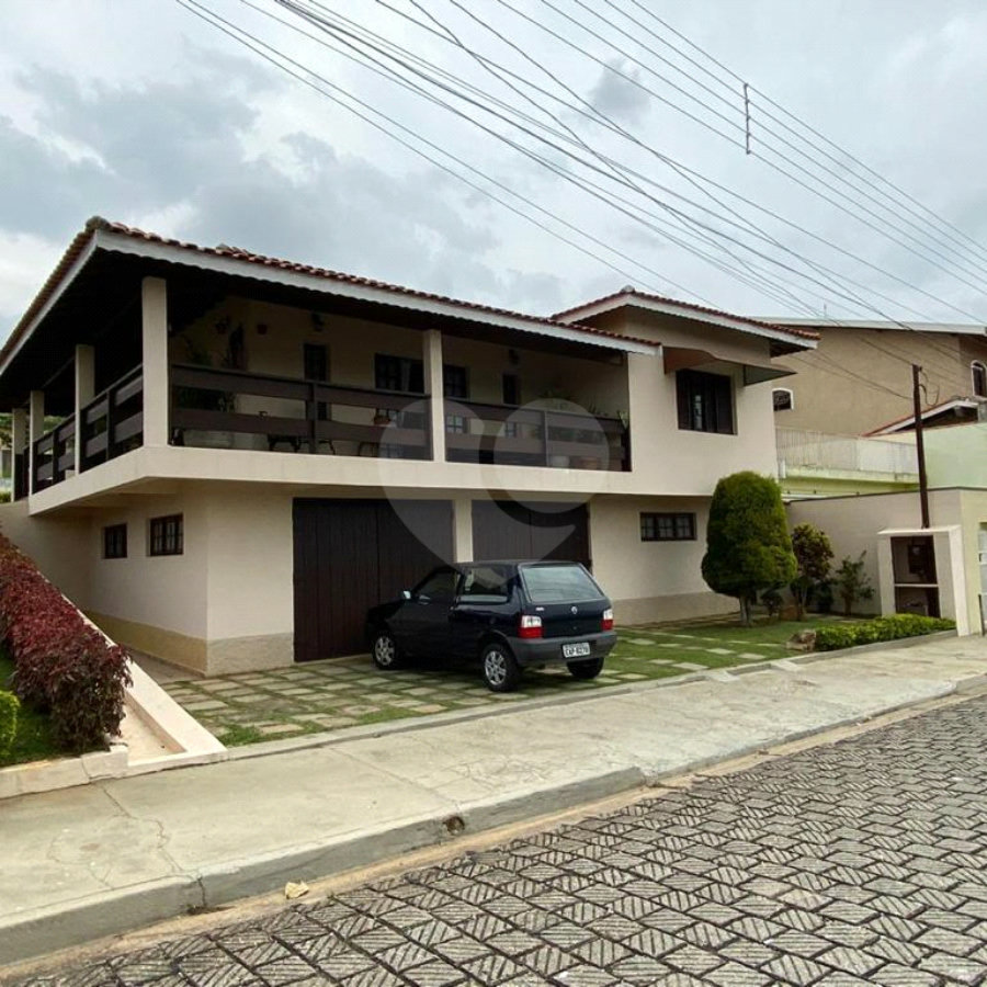 Casa à venda com 4 quartos, sendo 1 suíte, no Centro, Bom Jesus dos Perdões, SP