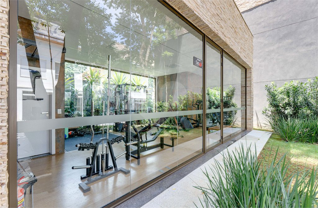 Casa à venda com 4 quartos, sendo 3 suítes, no condomínio Jardim Flora, São Paulo - SP