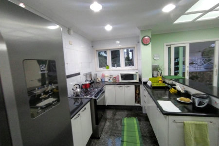 Sobrado à venda com 4 quartos, sendo 2 suítes, em Vila Paulicéia, São Paulo, SP