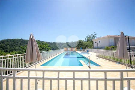 Casa à venda com 3 quartos, sendo 1 suíte, no condomínio Village Christian, São Roque - SP
