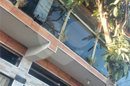 Sobrado 3 quartos e área comercial em baixo.