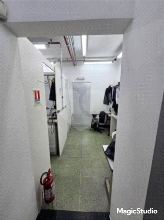 Prédio Comercial com 300m² , 3 pavimentos , refeitório , 2 banheiros , à venda no Brás.