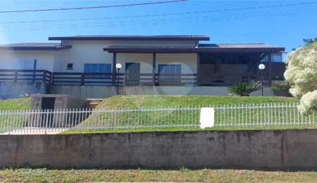 Casa à venda com 3 suítes no condomínio Riviera dos Pássaros, Joanópolis - SP