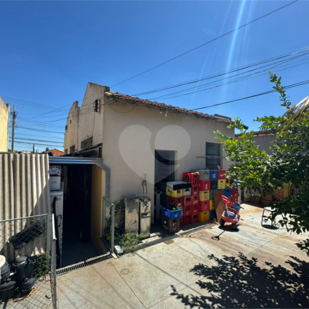 Casa com salão comercial, á venda, em São Carlos-SP.