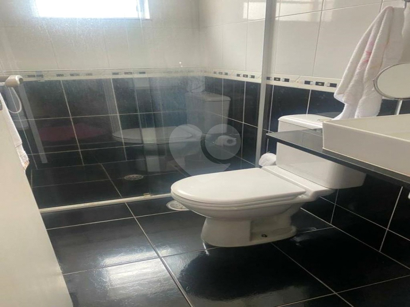 Sobrado à venda com 150 metros de área util e possui 3 dormitórios, sendo 1 suíte.