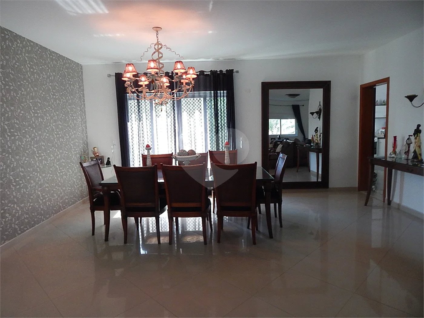Casa em condomínio fechado no Jardim Floresta, 3 suítes, área gourmet, piscina, 4 vagas.