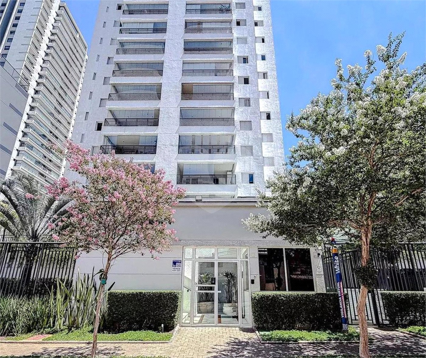 Apartamento no Ipiranga de 94m2 com 2 dorms, 1 suíte, 3 banheiros, 2 vagas. Estuda permuta.