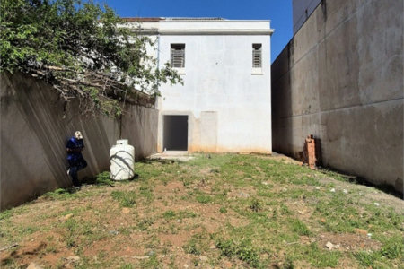 Sobrado á venda localizado no centro.
