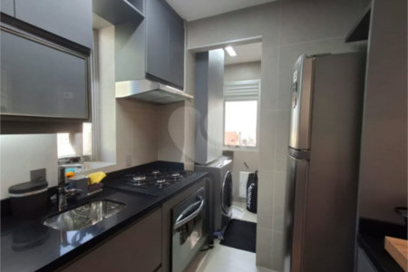 Apartamento totalmente decorado em Moema com 70 m2 , 2 quartos, 2 suítes e 2 vagas, ambientes com ar condicionado.