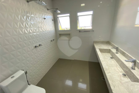 Casa com alto padrão de acabamento para venda no Condomínio Montreal.