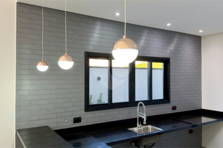Casa térrea 3 dormitórios (3 suítes), espaço gourmet, piscina, 2 vagas garagem, condomínio fechado com ampla área lazer