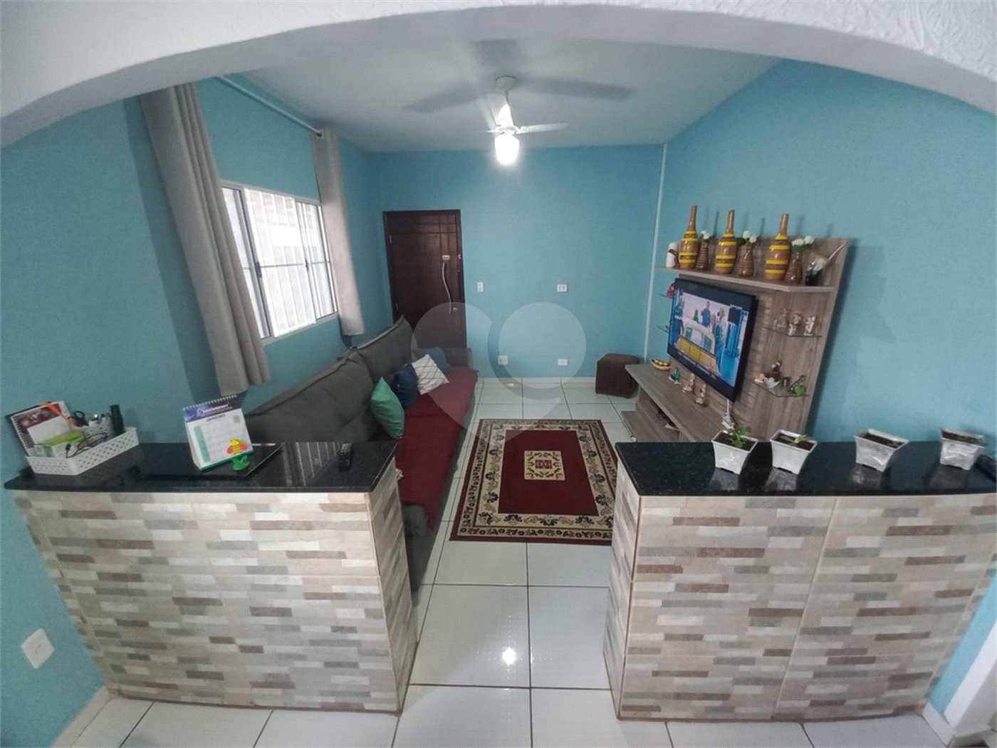 Casa Térrea com 3 dormitórios, sendo 1 suíte.