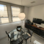 Este amplo apartamento de 290 m², completamente reformado, reúne sofisticação,