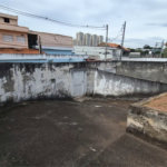 Terreno com 308 m² e excelente potencial, ideal para moradia, renda ou investimento. Possui duas casas no terreno e 3 vagas de garagem
