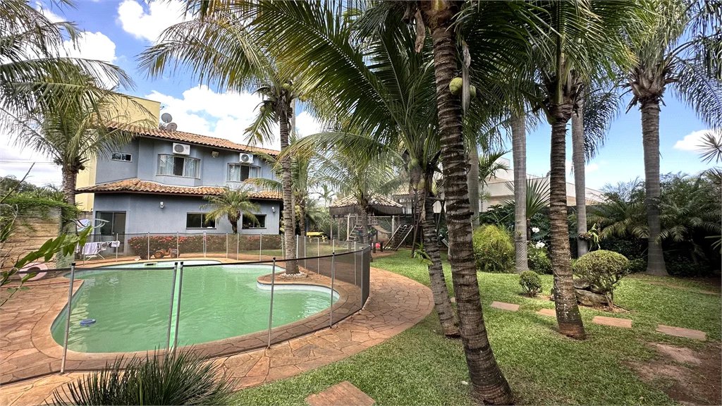 Casa em Condomínio Fechado com 4 suítes e área de lazer completa.