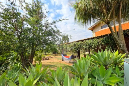 Refúgio de Alto Padrão em Condomínio Fechado: Natureza, Charme e 5.500m² de Terreno