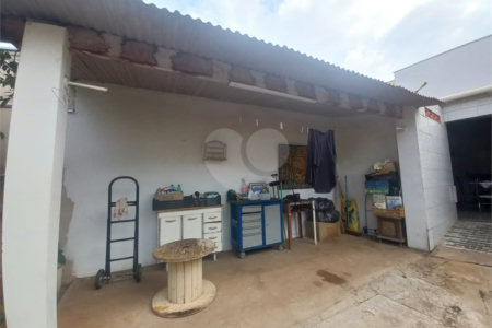 Sobrado para venda.