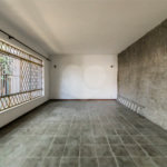 Casa à venda em Moema de 280m² com 4 dormitórios, sendo 1 suíte e 2 vagas de garagem.