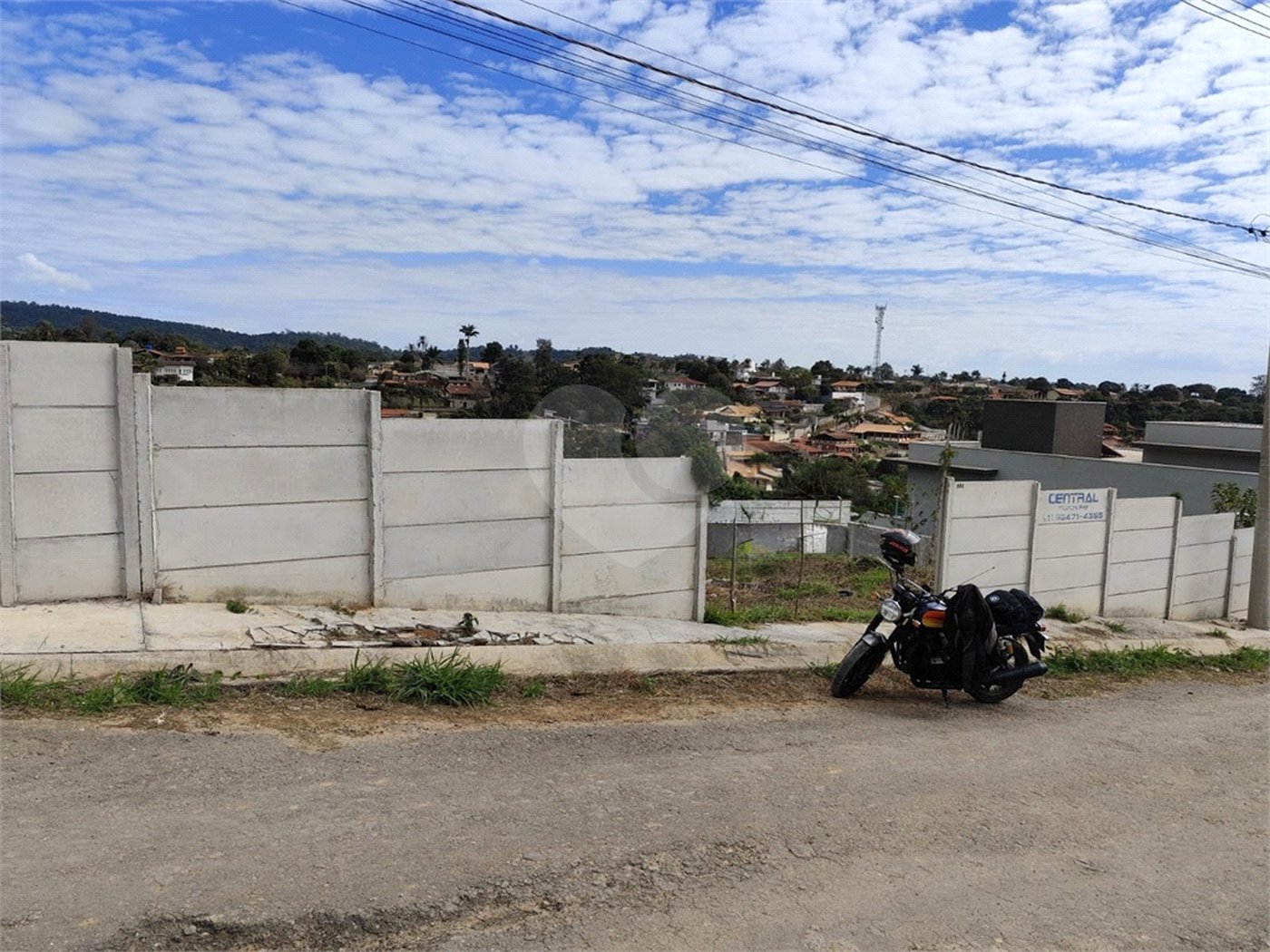 Terreno em Atibaia com 990 metros, pronto para construir, topografia declive, aceita financiamento