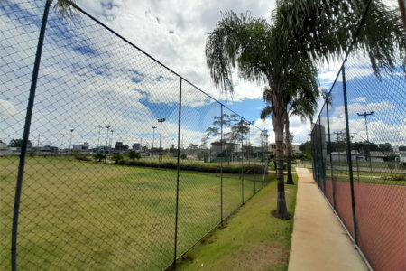 Belíssima Casa à Venda no Condomínio Damha IV