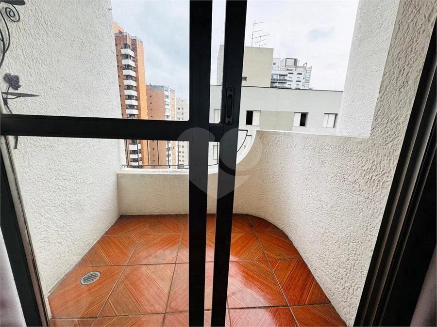 Vende-se Apartamento de 2 Quartos com Sacada na Vila Mascote
