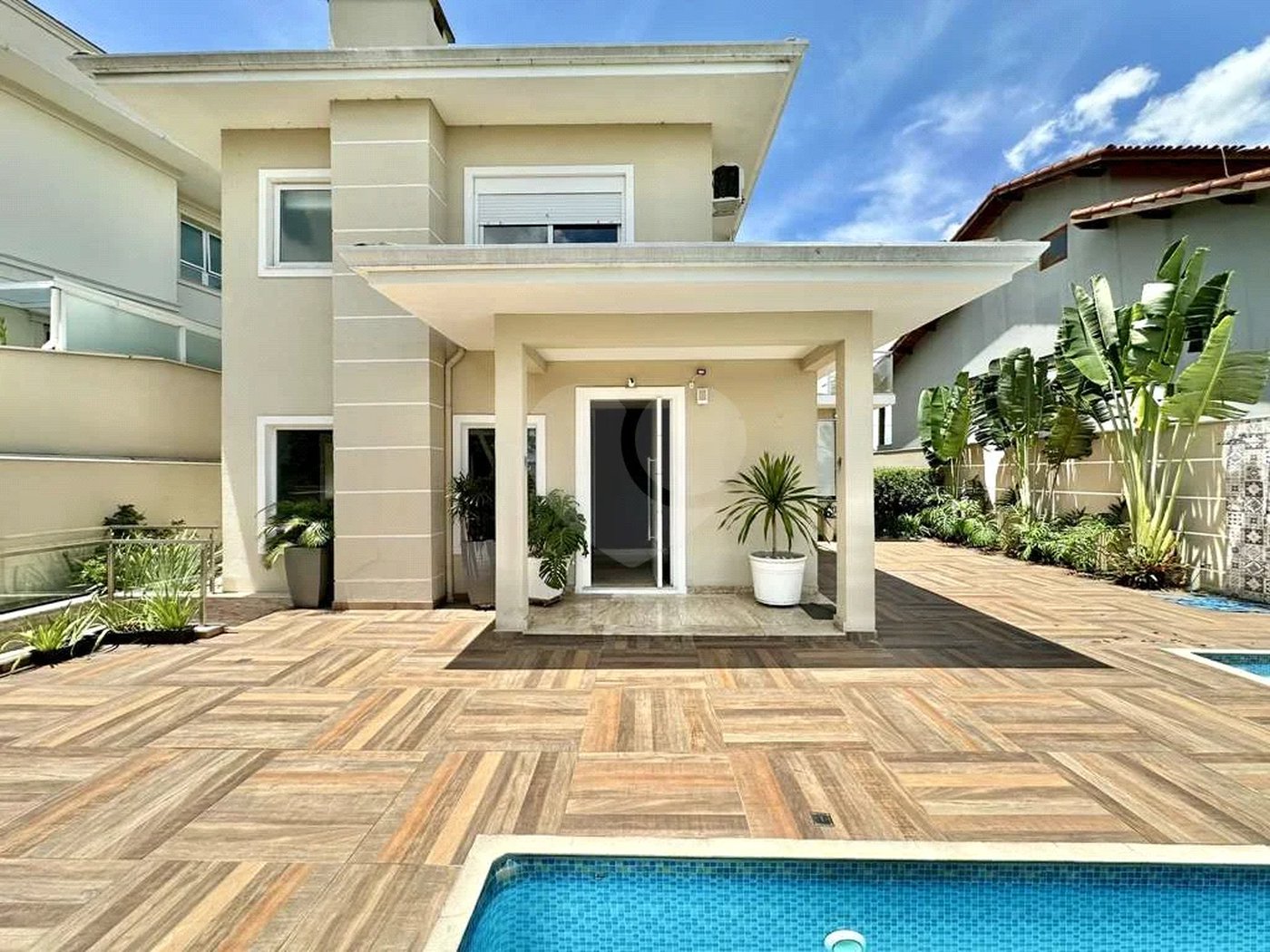 Casa em condomínio Impecável, 4 dorms / 2 suítes, varanda gourmet, piscina, 3 lareiras