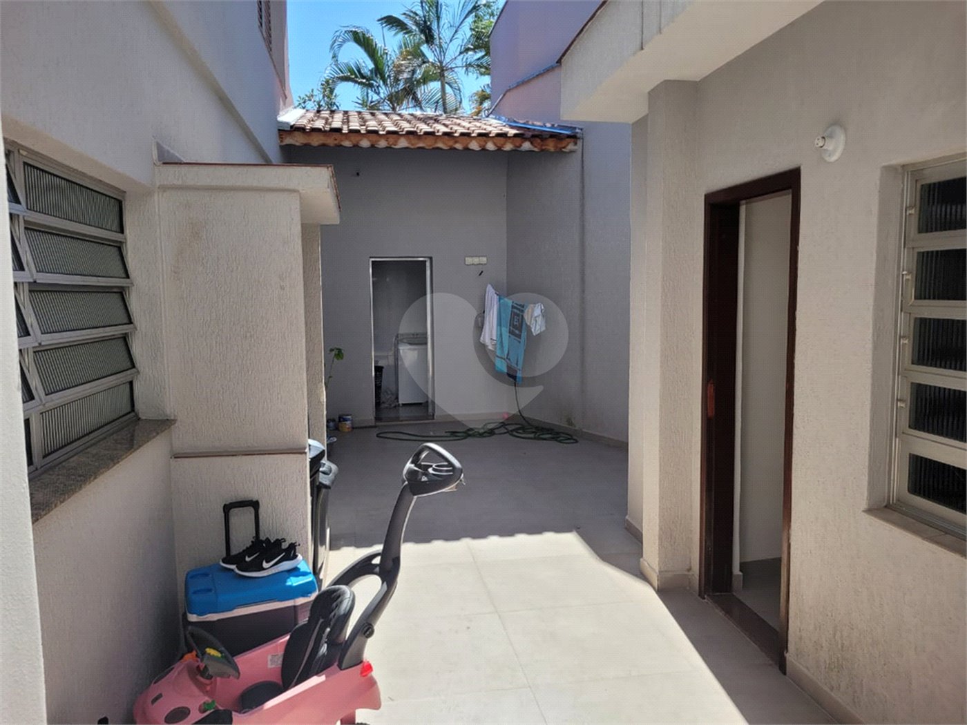 Sobrado com 14 metros de frente , na Região do Jardim Guapira , próximo ao Clube Guapira com 5 dormitórios, sendo 3 suíte com armários embutidos ,banheiro social, Sala para 2 ambientes, escritório com banheiro .cozinha ampla com armários, área de serviço ,dispensa, quintal com banheiro externo c