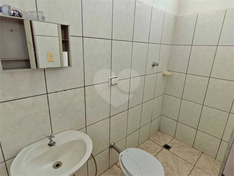 ?Oportunidade Única em São Carlos: Salão Comercial + Casa Independente nos Fundos – Ideal para Investidores!