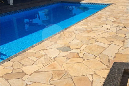 Casa Ampla com 5 Dormitórios, Piscina e Lazer Completo em Terreno de 1.260 m²