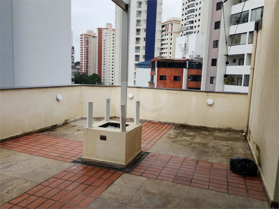 Linda cobertura Duplex om 3 dormitórios, sendo uma suíte com armários e ar condicionado e 2 vagas .