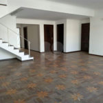 Casa com 4 dormitórios e 4 vagas.
