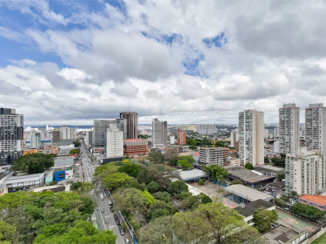 Apartamento à venda com 3 quartos, sendo 1 suíte,  em Santo Amaro, São Paulo, SP