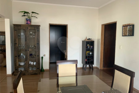 Casa térrea com 3 suítes.