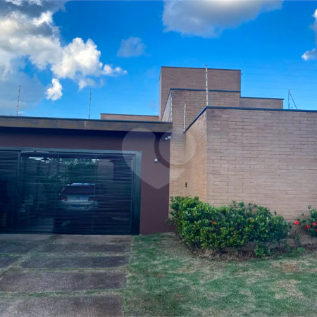 Casa Térrea com Acabamento em Tijolo Aparente e Quintal Amplo - Próximo ao Shopping Iguatemi