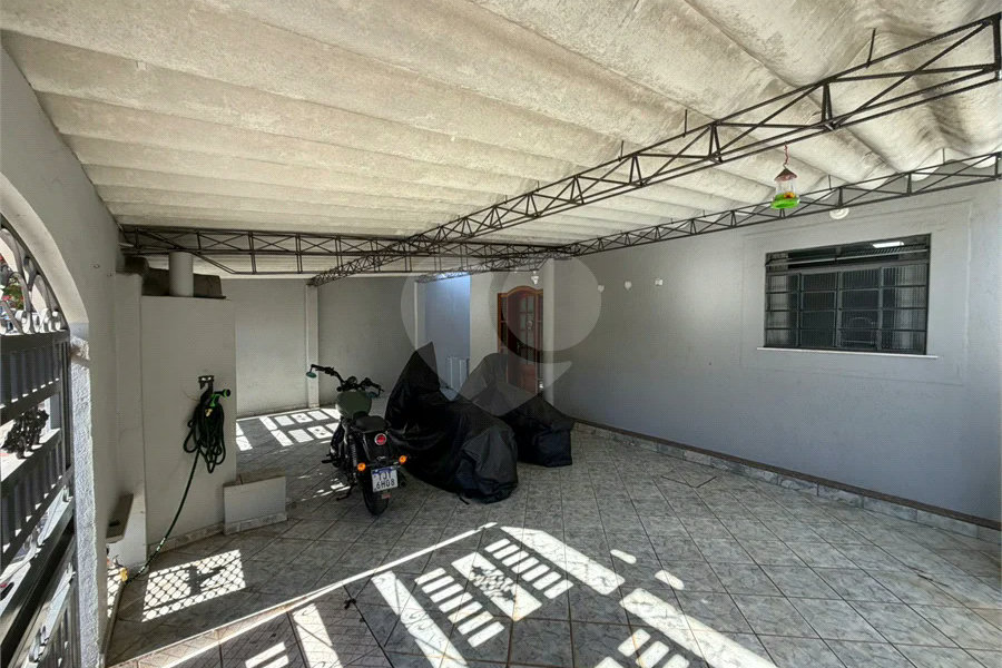 Casa à Venda no Santa Terezinha com 3 Dormitórios, Churrasqueira e Garagem para 2 Carros