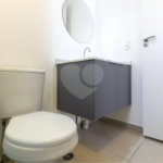Apartamento a venda com 1 dormitório, sala com varanda e próximo ao metrô Vila Madalena.