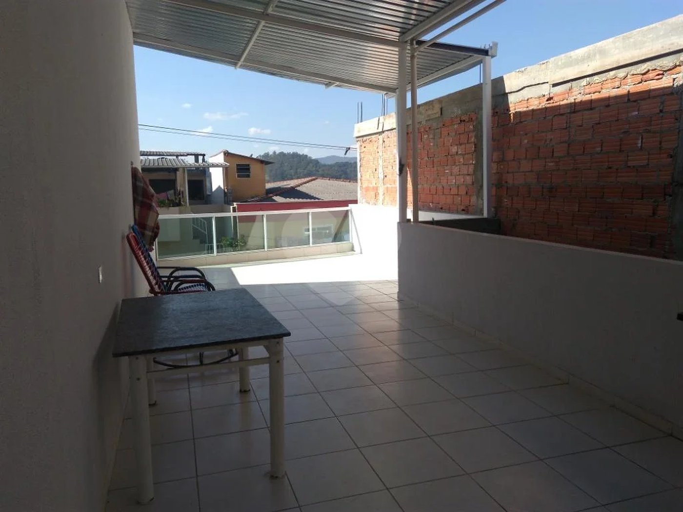 3 dormitórios, 2 suítes, banheiro, sala, cozinha ampla e 2 vagas de garagem