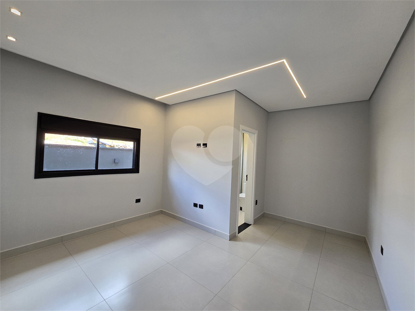 Maravilhosa Casa térrea em condomínio fechado no Portal Lamis, com 3 suítes, piscina privativa e persianas elétricas em excelente condomínio com salão de festas, piscina, quadras de tênis, beach tênis e campo de futebol. Vista cinematográfica da Pedra Grande.