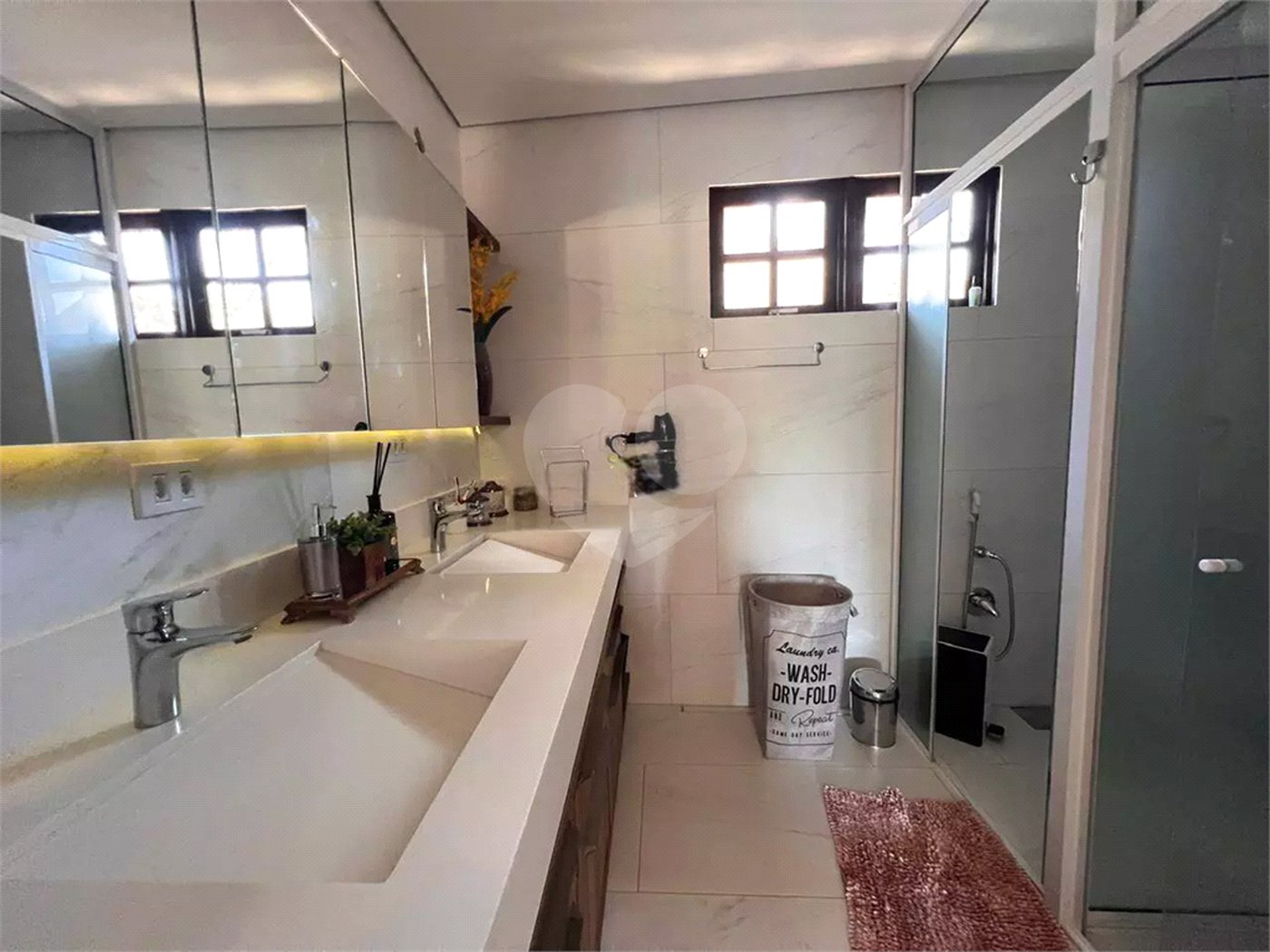 Chácara com excelente infraestrutura, contendo casa com 8 dormitórios, 900 m² de área construída, área total de 3000m², piscina adulto e infantil, churrasqueira, quadra gramada de futebol - Rio Acima - Atibaia/SP 900 m² Área construída 3.000 m² Área do terreno