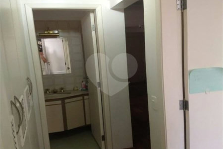 Apartamento na Vila Nova Conceição de 100m2 com 2 dorms, 1 suíte , 3 banheiros, 2 vagas. Estuda permuta.