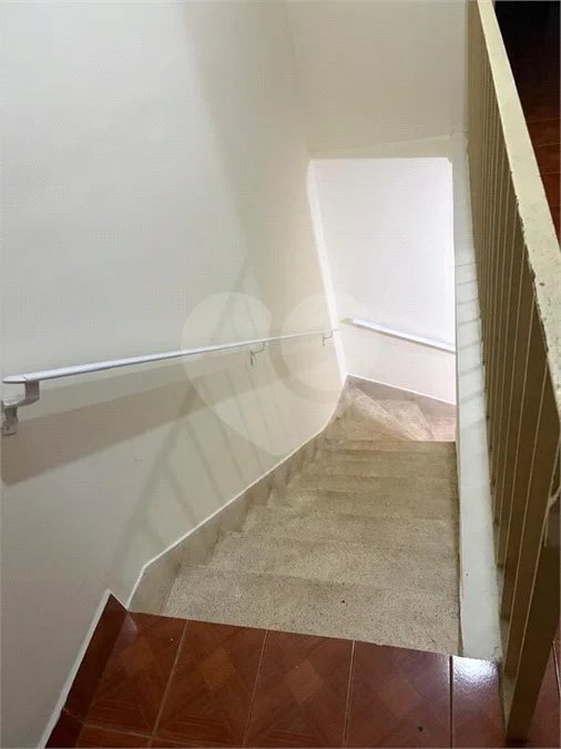 São Paulo - Capital - Bairro Santa Cruz - R4 495.000,00 - Aceita permuta por imóvel na cidade de Indaiatuba- Sp - Sobrado em rua residencial sem saída e com praça particular. O imóvel possui 2 quartos — 1 suíte com dois ambientes e acesso a hall externo. Sala ampla, cozinha com dois ambientes