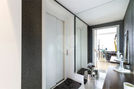 Apartamento de Alto Padrão no Campo Belo para venda com porteira fechada, com 4 dormitórios suítes e 4 vagas com lazer de club.