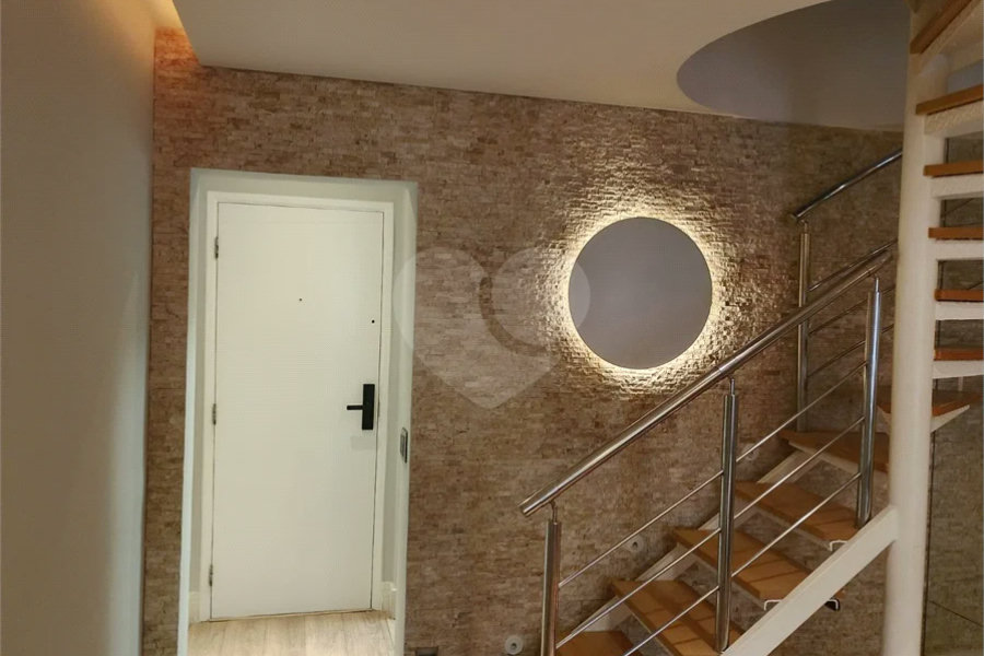 Linda cobertura Duplex om 3 dormitórios, sendo uma suíte com armários e ar condicionado e 2 vagas .