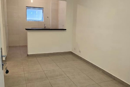 Apartamento de 01 Dormitório na Vila Caiçara — 200 m do Mar
